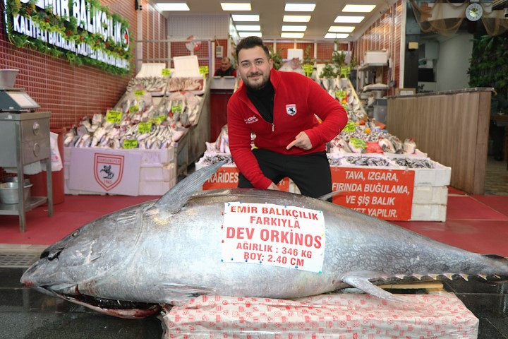  346 kilo ağırlığında ve 2 metre 40 santim boyunda