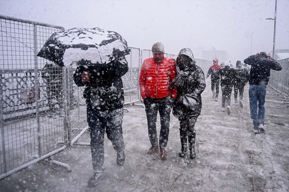  Lapa lapa yağdı, her yer beyaza büründü