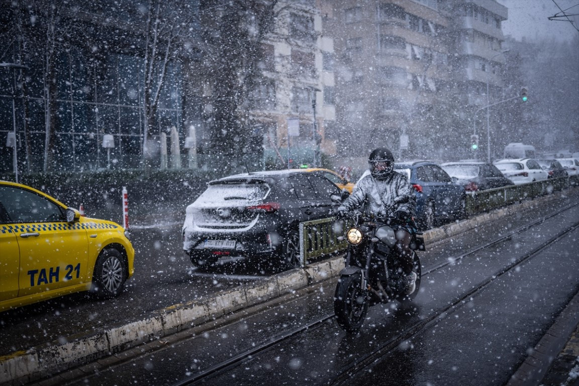  Lapa lapa yağdı, her yer beyaza büründü