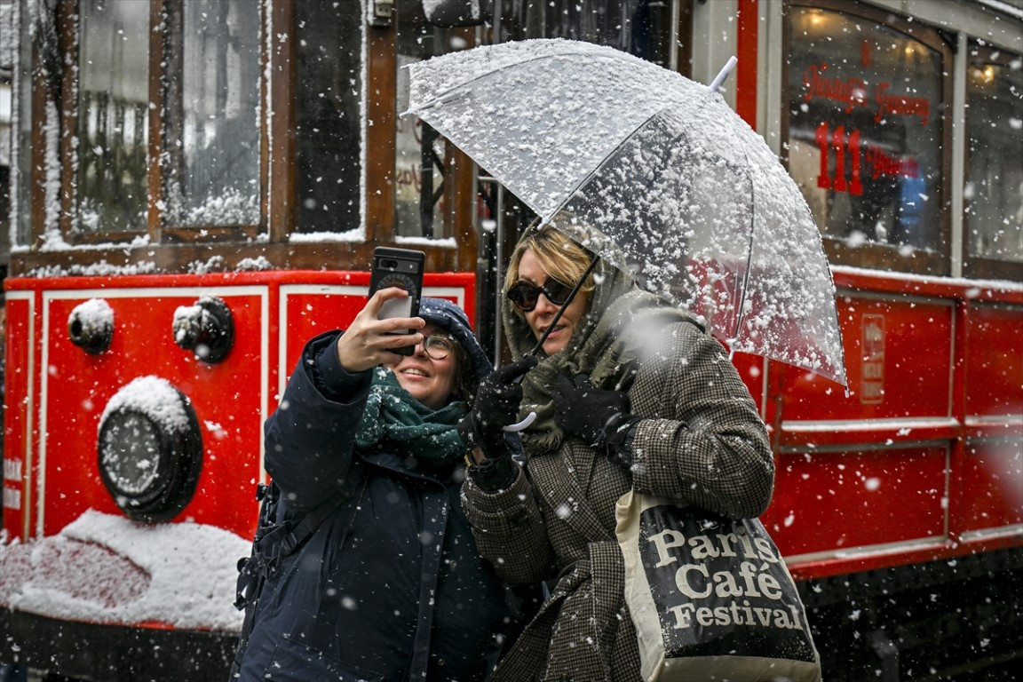  Lapa lapa yağdı, her yer beyaza büründü