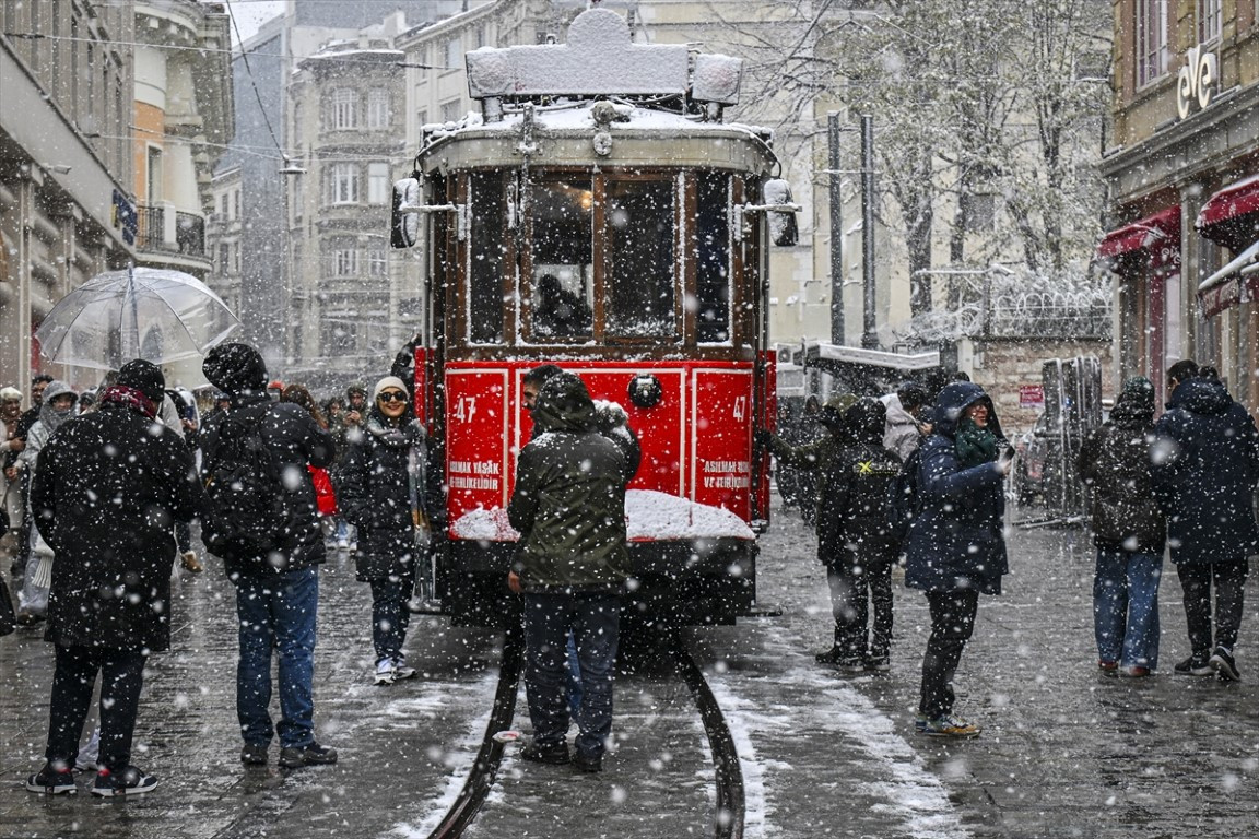  Lapa lapa yağdı, her yer beyaza büründü