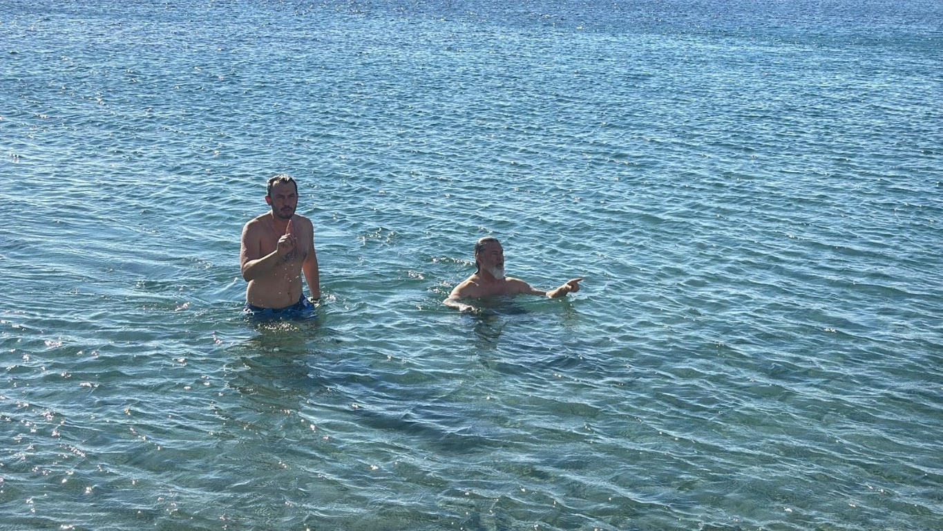 Yurdun büyük bölümünde kar teyakkuzu sürerken orada denize girdiler