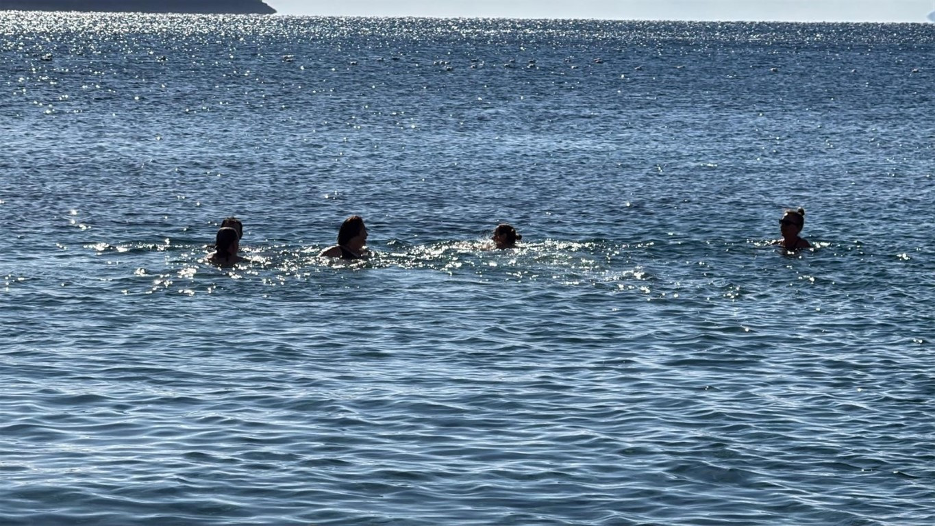 Yurdun büyük bölümünde kar teyakkuzu sürerken orada denize girdiler