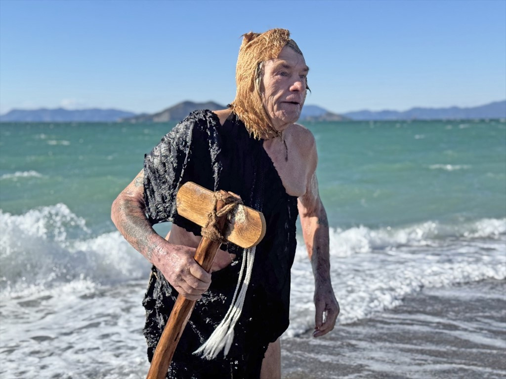 Yurdun büyük bölümünde kar teyakkuzu sürerken orada denize girdiler