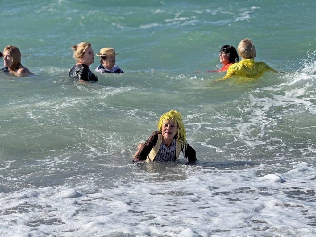 Yurdun büyük bölümünde kar teyakkuzu sürerken orada denize girdiler