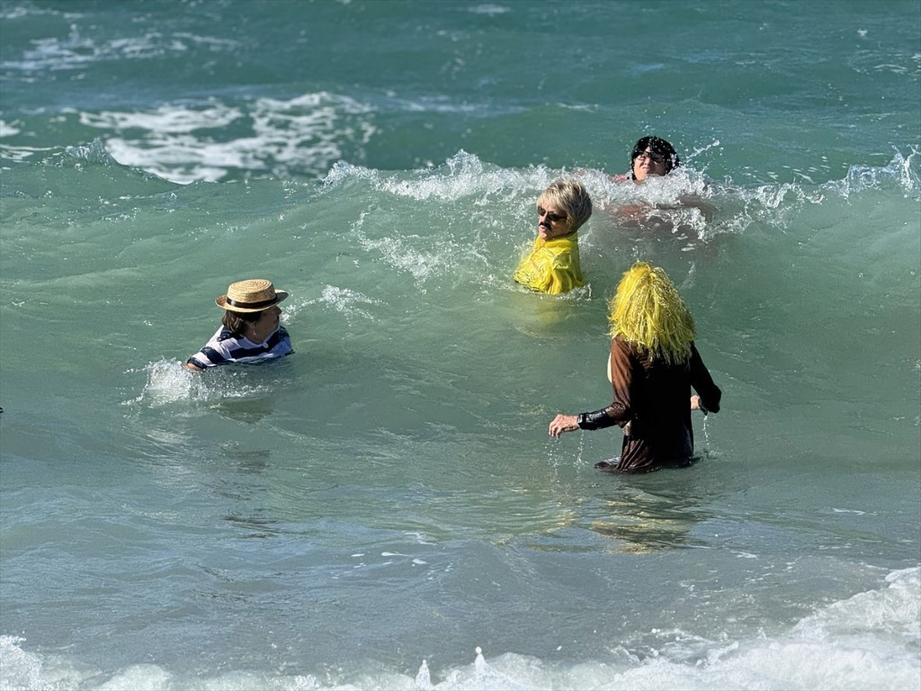 Yurdun büyük bölümünde kar teyakkuzu sürerken orada denize girdiler