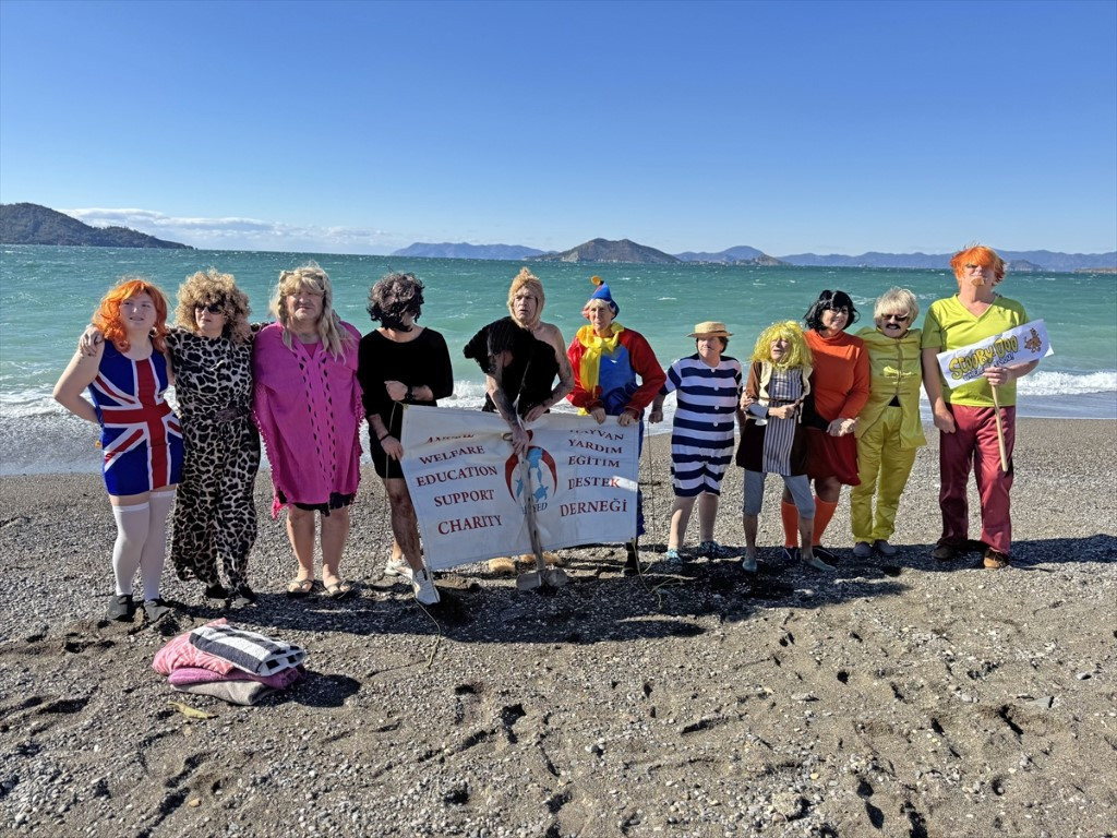 Yurdun büyük bölümünde kar teyakkuzu sürerken orada denize girdiler