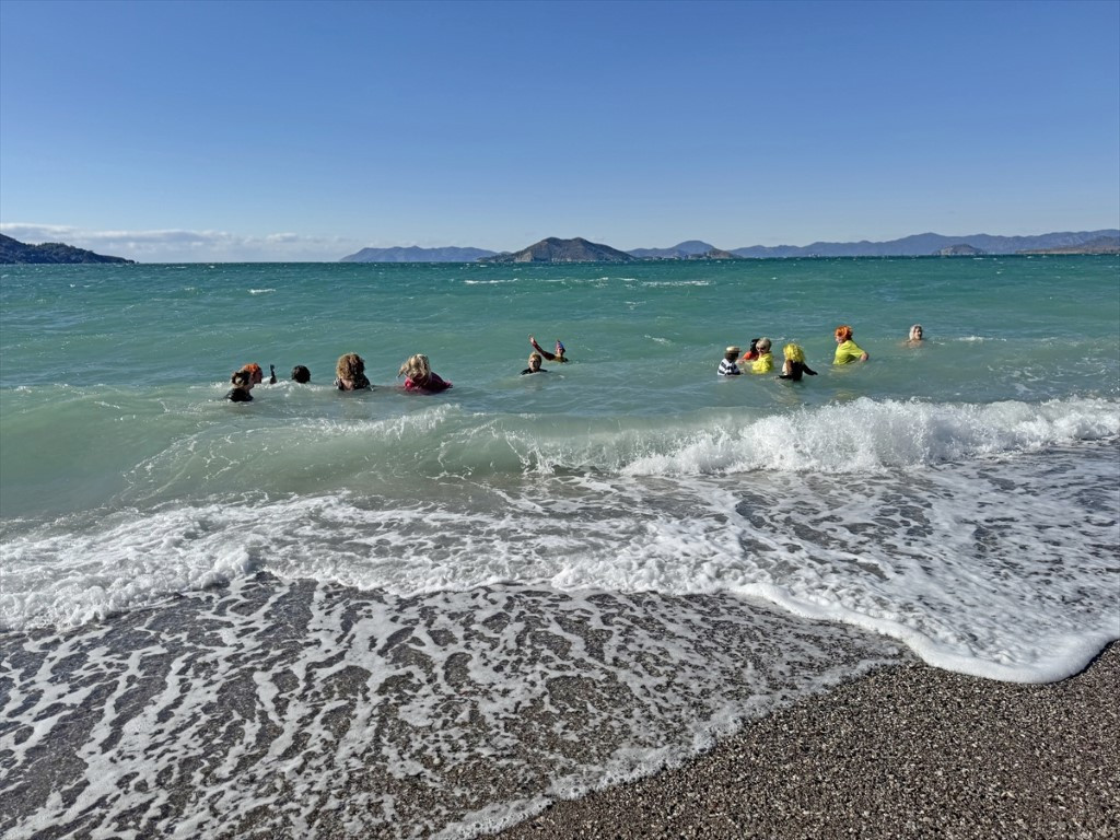 Yurdun büyük bölümünde kar teyakkuzu sürerken orada denize girdiler