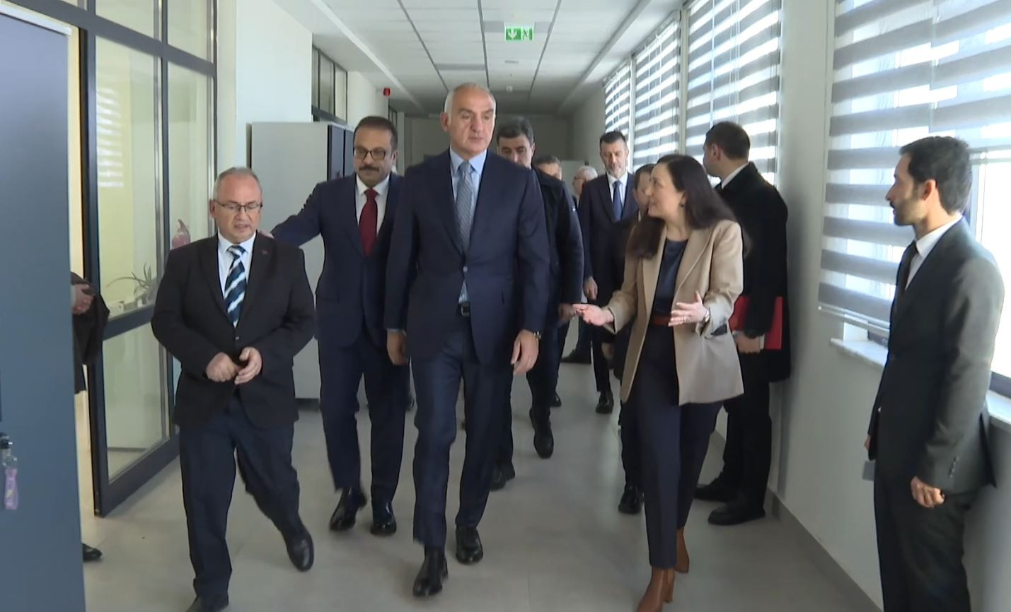 Bakan Ersoy'dan Konservasyon Laboratuvarı'na ziyaret