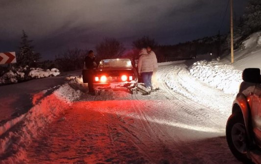 Yolda mahsur kalan vatandaşın yardımına belediye ekipleri yetişti