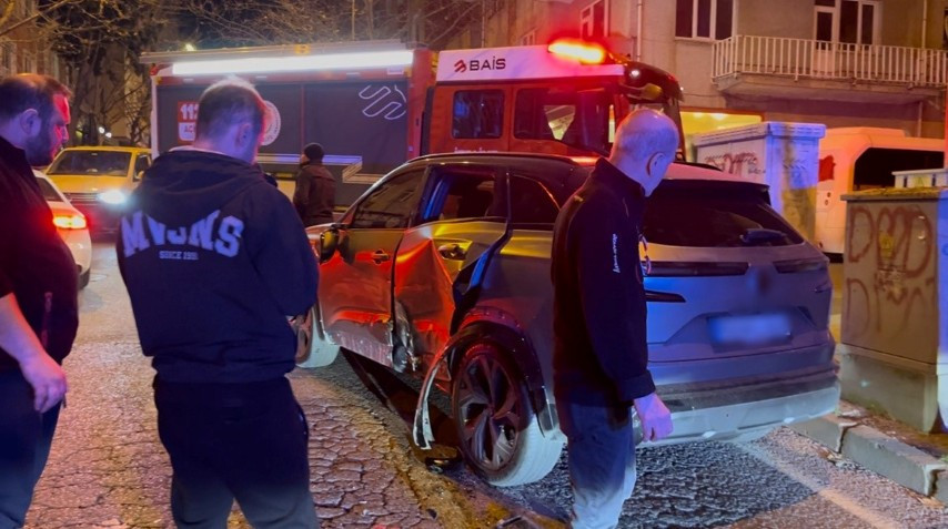 Trafik kazası sonrası eşimle kavga ettim diyerek aracını bırakıp kaçtı