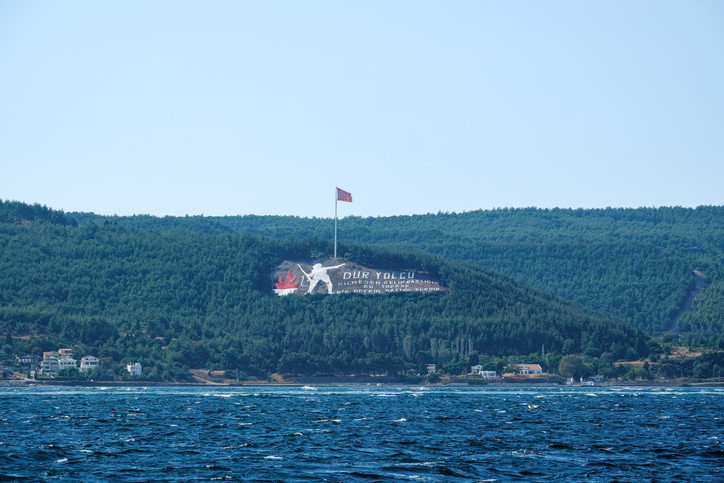 Çanakkale Boğazı kuvvetli lodos nedeniyle transit gemi geçişlerine kapatıldı