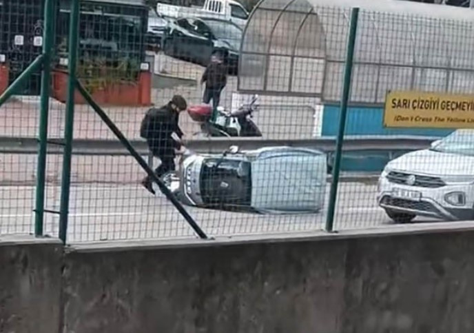 Cep telefonuyla anbean kaydedildi: Rüzgar otomobili devirdi