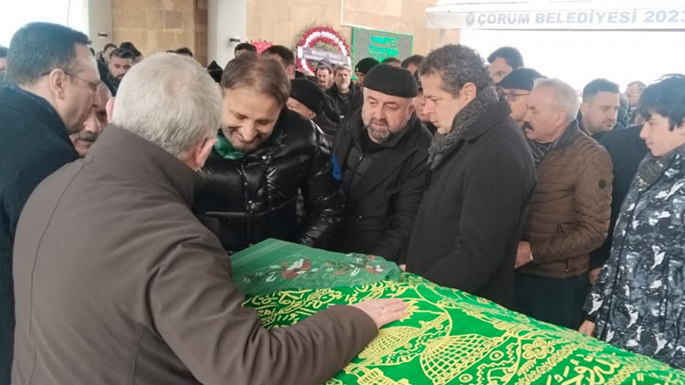 Cüneyt Özdemir'in acı günü: Annesi Hamiyet Özdemir toprağa verildi