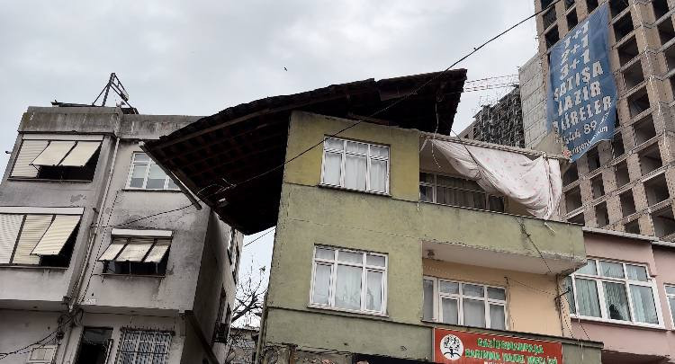İstanbul'da lodos: Binanın çatısı uçtu, beton parçaları otomobilin üzerine düştü!