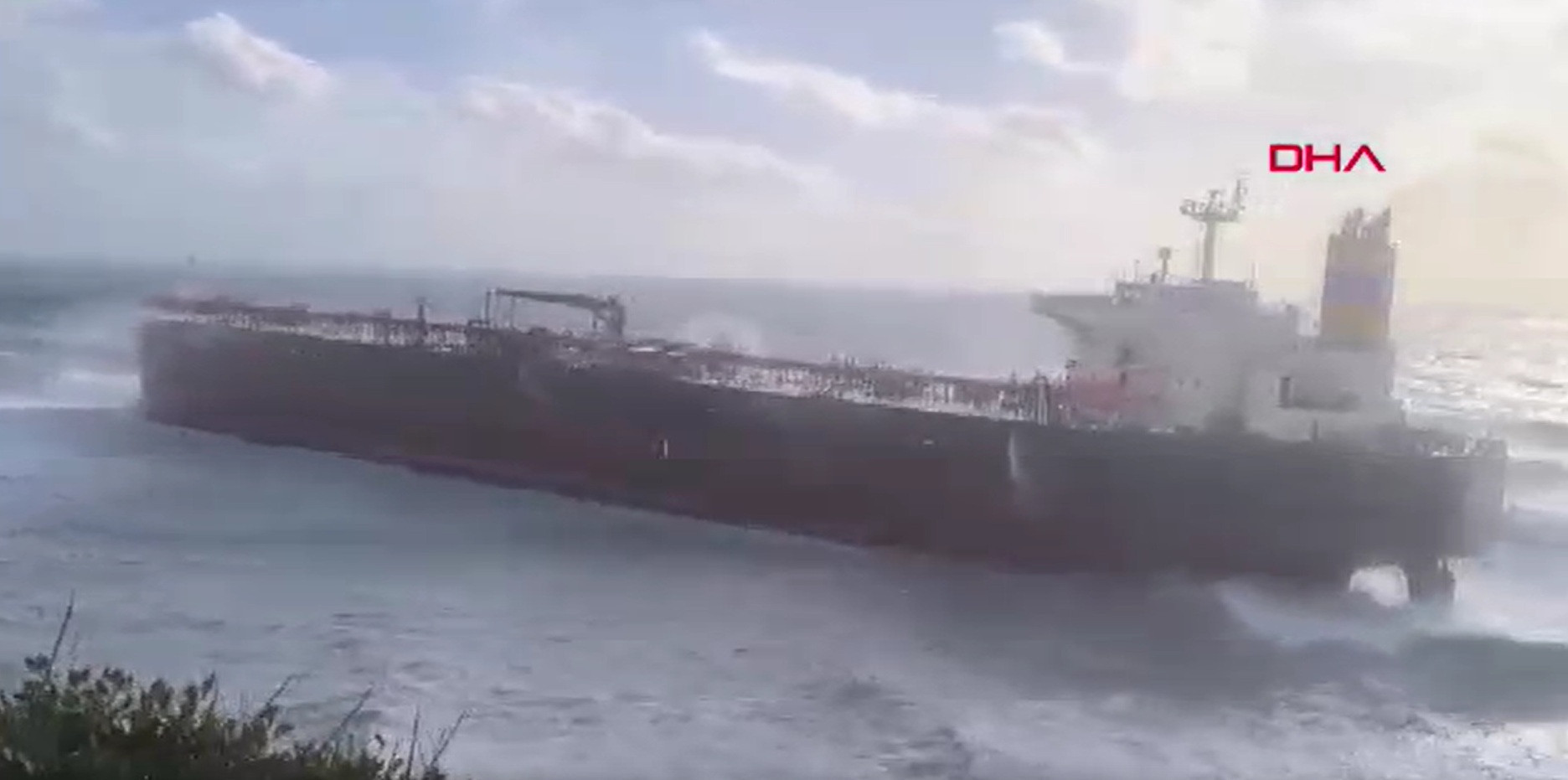 Bozcaada açıklarında fırtınada sürüklenen tanker karaya oturdu
