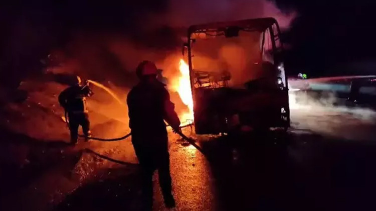Adana'da facianın eşiğinden dönüldü! Seyir halindeki yolcu otobüsü alev alev yandı