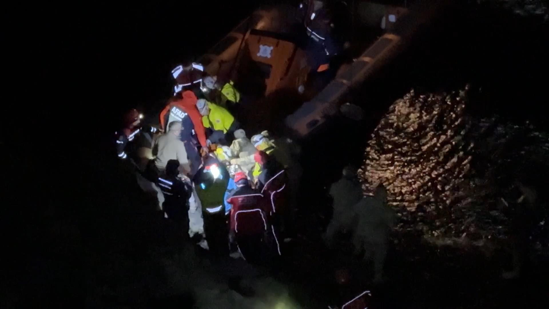 Sarıyer’de ormanda kaybolan kadın falezlerden kayalıklara düştü! Denizden tahliye edildi