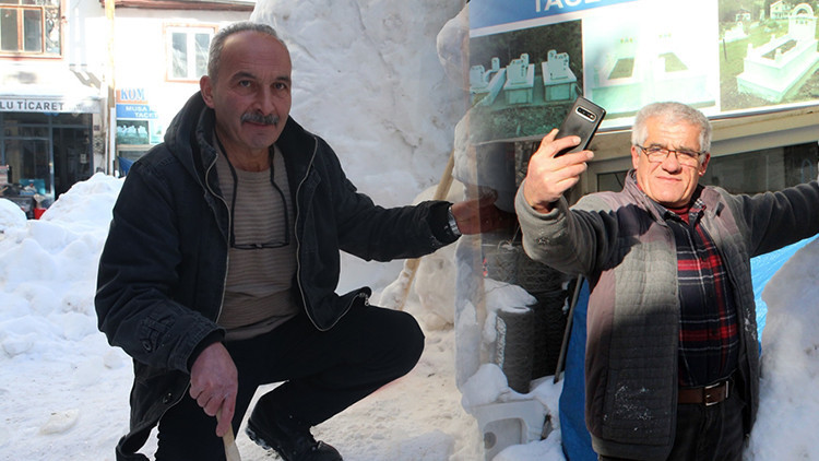 Kastamonulu esnaf 11 yıldır kar yağınca kolları sıvıyor: Görenler hayran kalıp fotoğrafını çekiyor