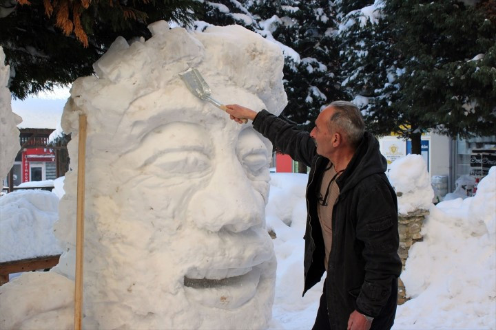  Görenler hayran kalıp fotoğrafını çekiyor