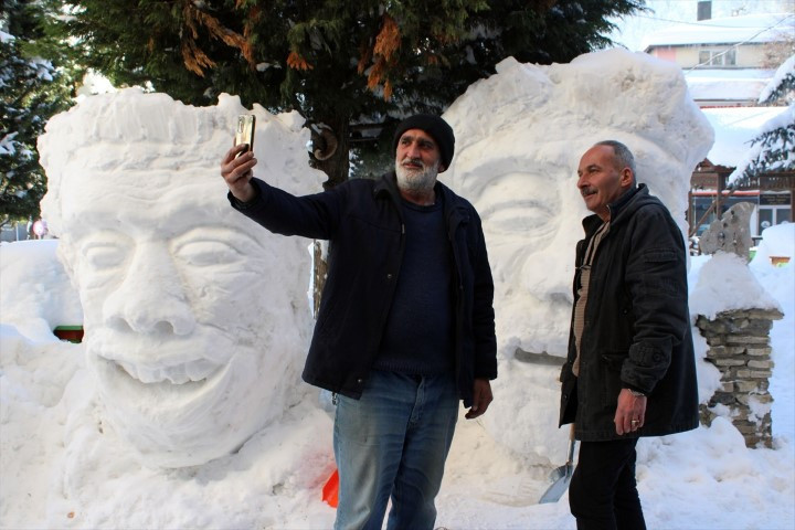  Görenler hayran kalıp fotoğrafını çekiyor