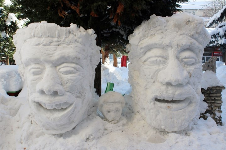  Görenler hayran kalıp fotoğrafını çekiyor