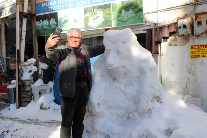  Görenler hayran kalıp fotoğrafını çekiyor