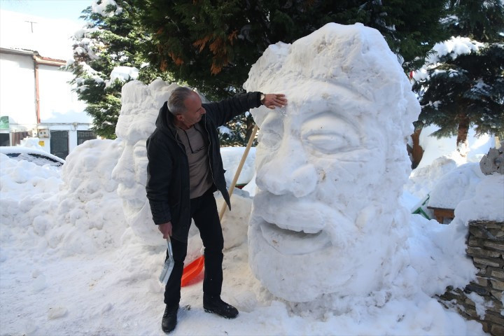  Görenler hayran kalıp fotoğrafını çekiyor