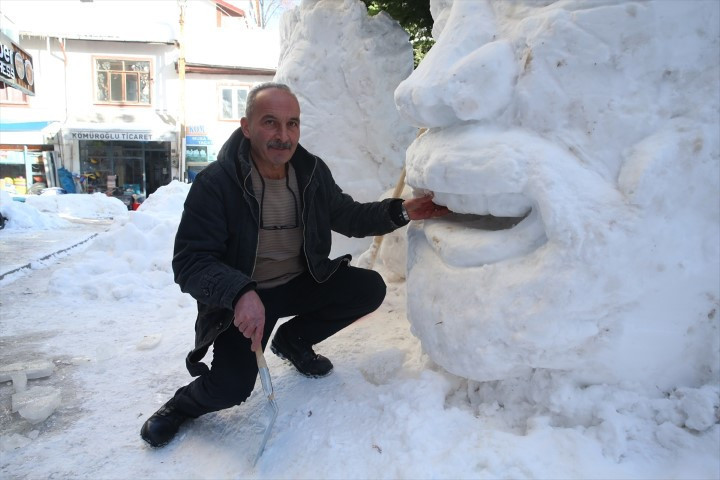  Görenler hayran kalıp fotoğrafını çekiyor