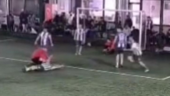 Halı sahada korku dolu anlar! Dili boğazına kaçtı, hakem kurtardı