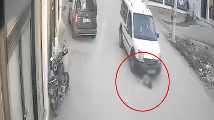 Yola fırlayan 2 yaşındaki çocuk, aracın altında kaldı