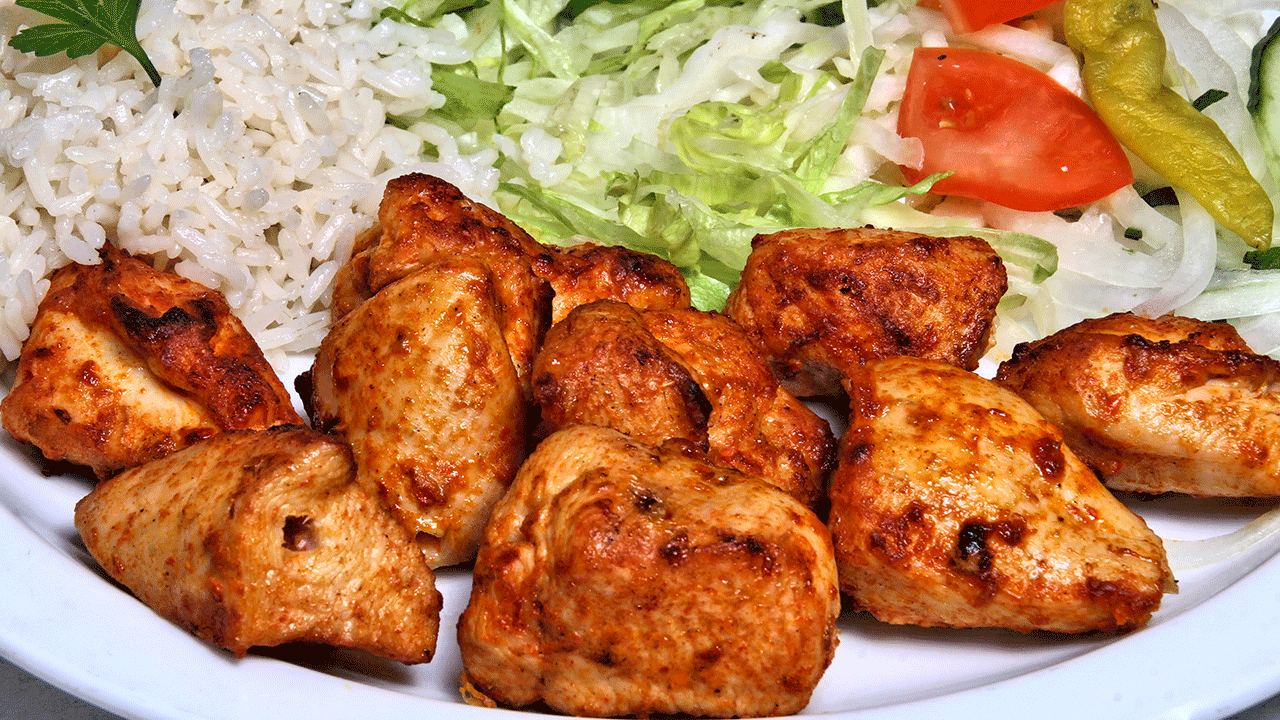 Mangal lezzetinde tavuk şiş nasıl yapılır Tavada tavuk şiş tarifi ve püf noktaları