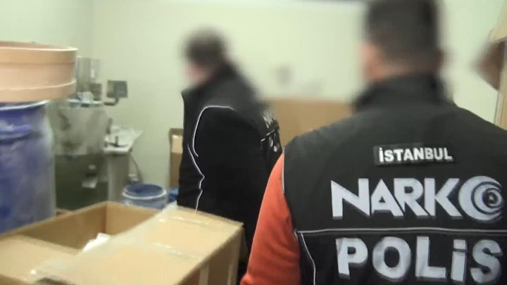 İstanbul'daki uyuşturucu operasyonunda 1 milyon 252 bin hap ele geçirildi! 2 gözaltı