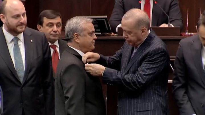 Cumhurbaşkanı Erdoğan, AK Parti'ye katılan 3 vekile rozet taktı
