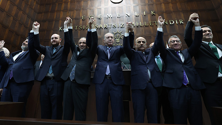 Cumhurbaşkanı Erdoğan, AK Parti'ye katılan 3 vekile rozet taktı