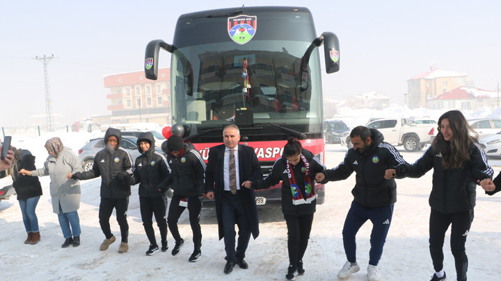 Cumhurbaşkanı Erdoğan, Yüksekovaspor Kadın Futbol Takımı’na otobüs hediye etti