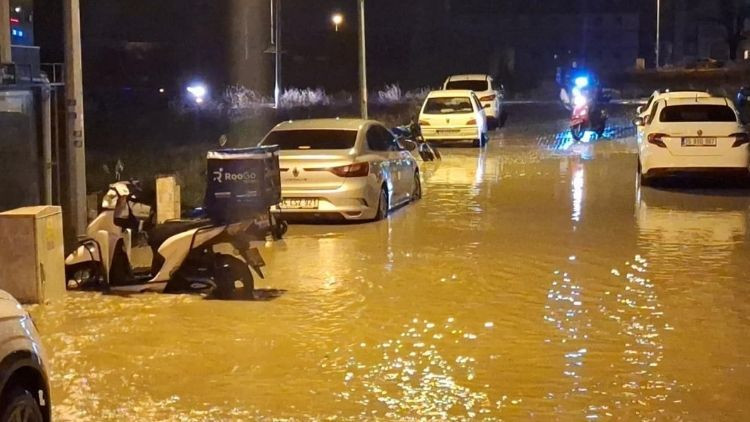 Edirne ve Kırklareli'yi sağanak vurdu, evleri ve caddeleri su batı
