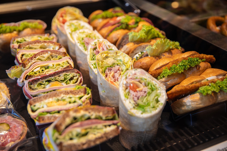 Öğle yemeği: Sandviç yerine salata veya tahıl bazlı kaseler tercih edin