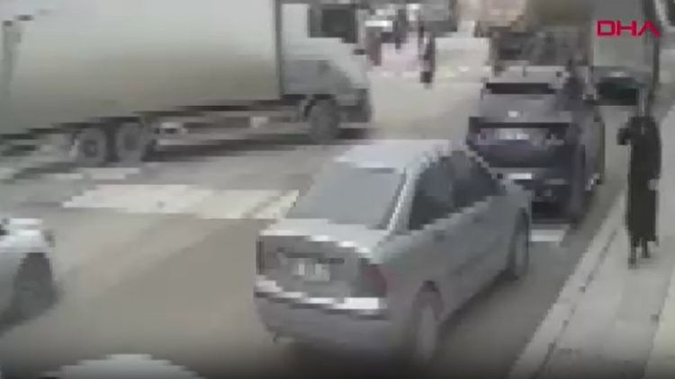 Kahreden olay… Cüzdanını yerden alırken kamyonun altında can verdi