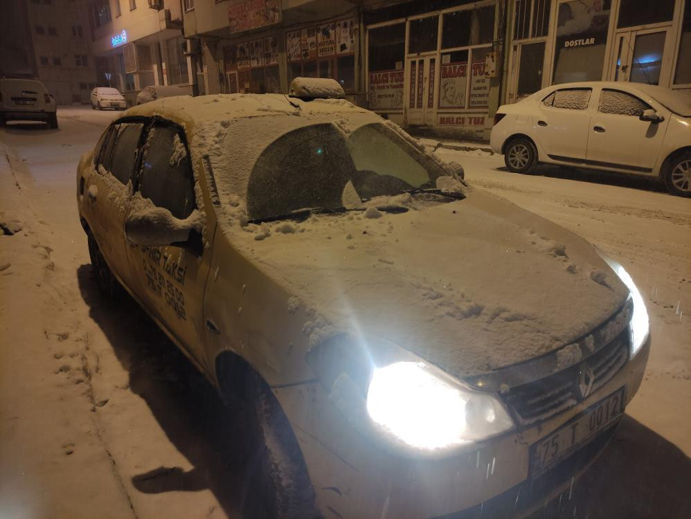 Kar yağışı başladı: Evler beyaz örtüyle kaplandı Eksi 35 dereceyi gördük