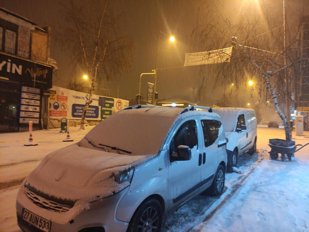 Kar yağışı başladı: Evler beyaz örtüyle kaplandı Eksi 35 dereceyi gördük