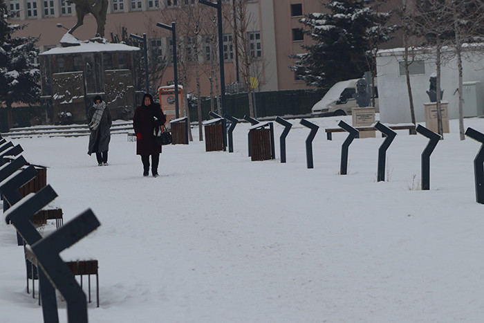 Kar yağışı başladı: Evler beyaz örtüyle kaplandı Eksi 35 dereceyi gördük