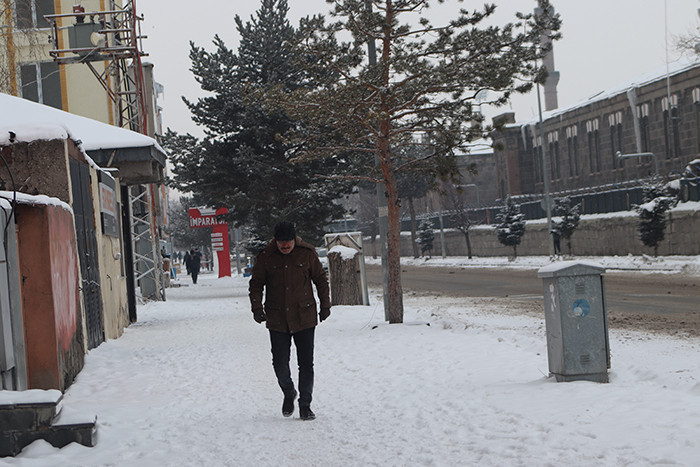Kar yağışı başladı: Evler beyaz örtüyle kaplandı Eksi 35 dereceyi gördük