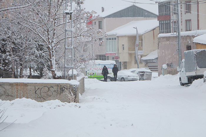 Kar yağışı başladı: Evler beyaz örtüyle kaplandı Eksi 35 dereceyi gördük