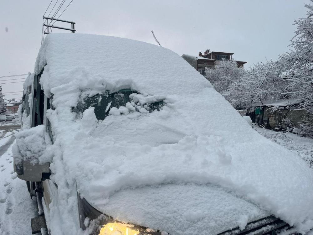 Kar yağışı başladı: Evler beyaz örtüyle kaplandı Eksi 35 dereceyi gördük