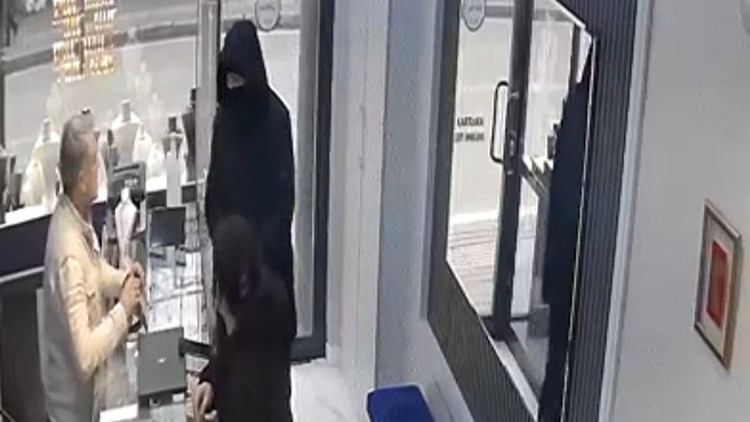Bursa'da ilginç soygun girişimi! Kuyumcudan duyduklarından sonra arkasına bakmadan kaçtı