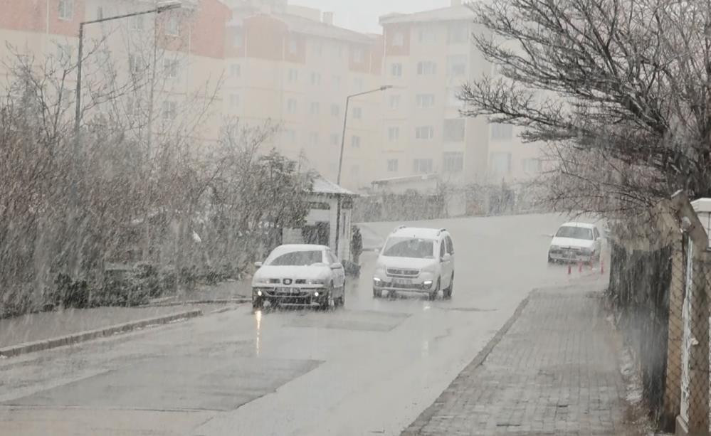 Kar yağışı başladı: Evler beyaz örtüyle kaplandı Eksi 35 dereceyi gördük