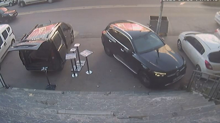 Fren ile gazı karıştırınca olanlar oldu: Park halindeki otomobile çarpıp merdivene çıktı