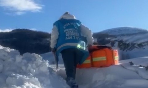 Sağlıkçılar Ardahan'da kar kış demeden evlerdeki hastalara ulaşıyorlar