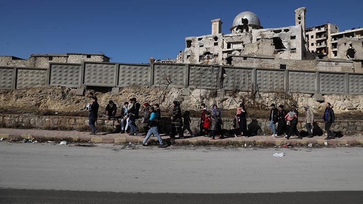 Halep’te terör örgütü YPG/SDG işgalindeki son mahallenin kurtarılmasıyla siviller tahliye edildi
